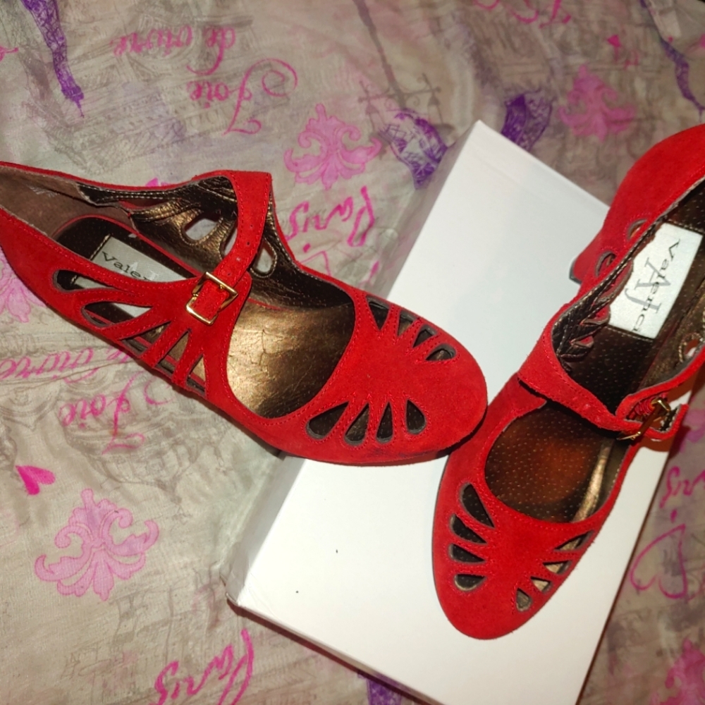 Red suede cute pump